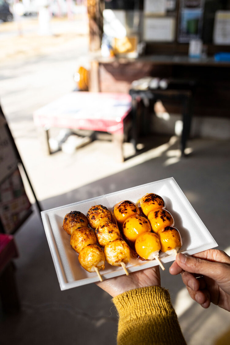 だんごは1本210円。大量にテイクアウトする客も多い。