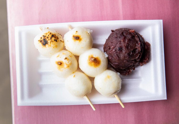素焼きだんごとあんこセット2本450円は通好み。