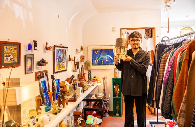 「用途はないけど造りが素敵」な雑貨を揃える吉田さん。