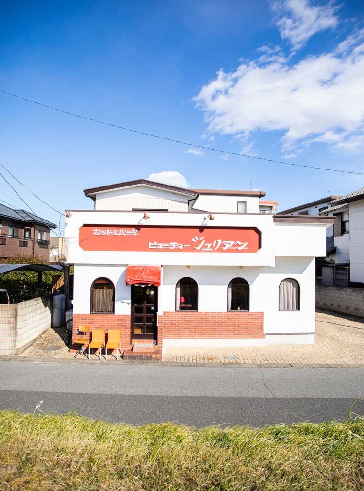 雑貨陳列の棚、アーチ窓、アールの天井は美容室の名残。週2日の不定期営業だが、遠方からも客が訪れる。