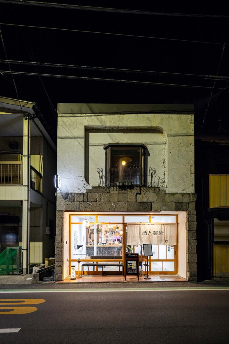 “酒と芸術”と刺しゅうした白のれんがクールだ。