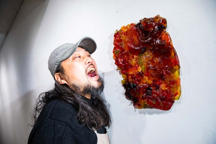 自身の歯型を用い、グミで制作した関口さん作の自画像。日に日に表情が変わる作品もある｡