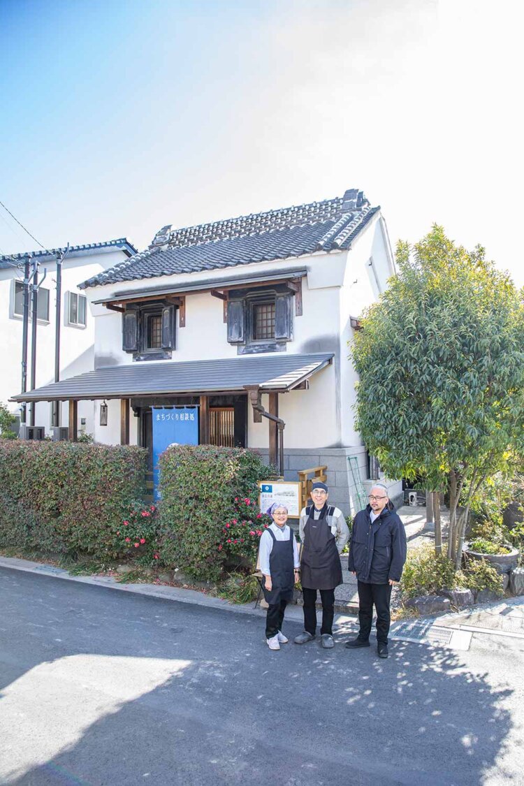 右から、再生を担当した池ノ谷さん、『まち蔵』を運営する若色さん夫妻。