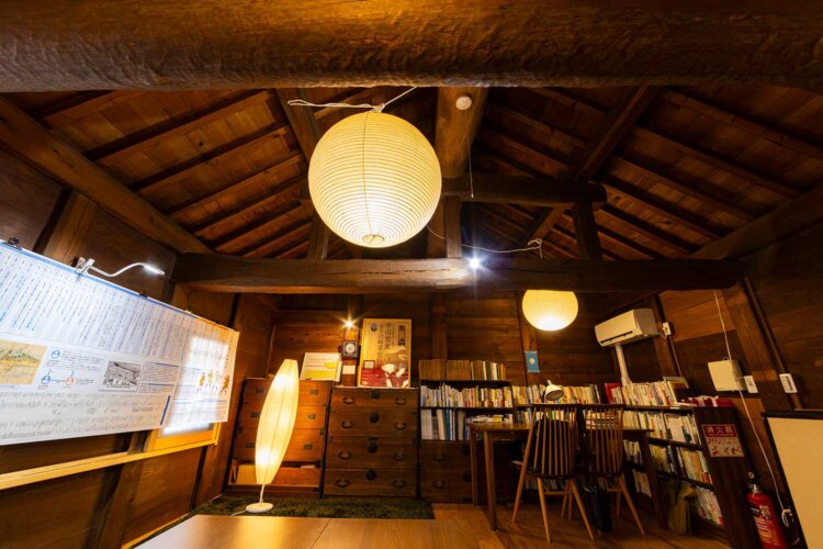 新設した階段で上がる2階では越ヶ谷宿、平田篤胤関連の書籍や資料を展示。