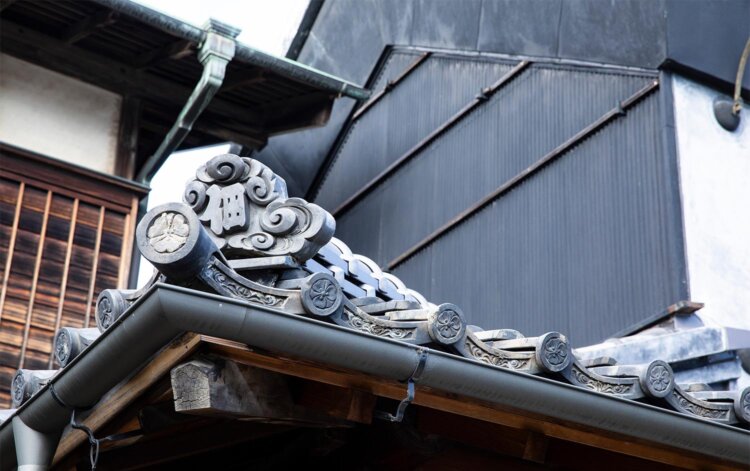 店蔵の木格子、石畳、屋根瓦、昭和期に増築した主屋など修復しながら建築当時の姿に寄せて再生。