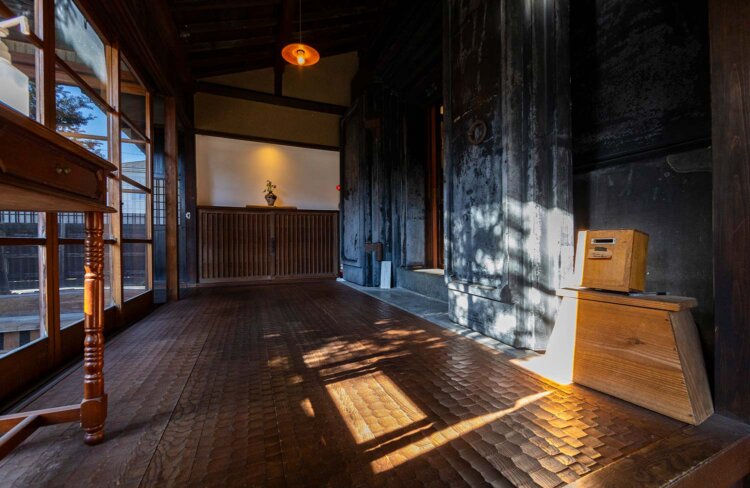 かつて勝手口だった玄関には手斧で削った名栗の床が新たに敷かれ、しっくりなじむ。