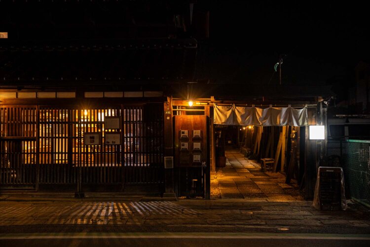 明かりがともる夜も艶やか。