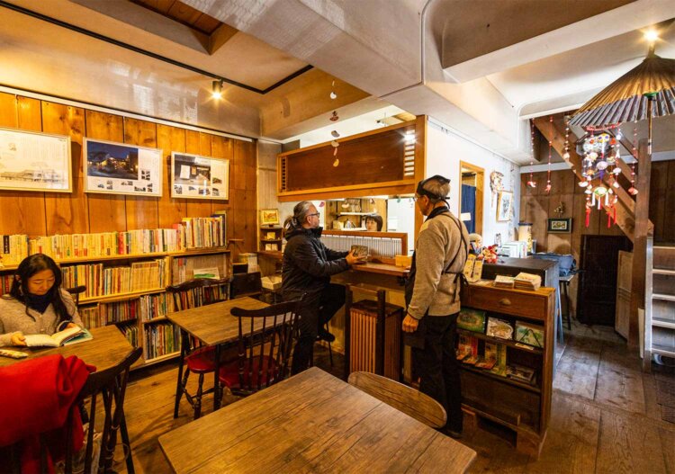 本を自由に手に取れる空間は、街の人たちが立ち寄る場。