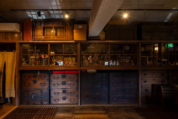 教会のような三角屋根と枠を外すと引き戸で開けられる窓が見ものの2階には、古い雛（ひな）人形も飾られている。