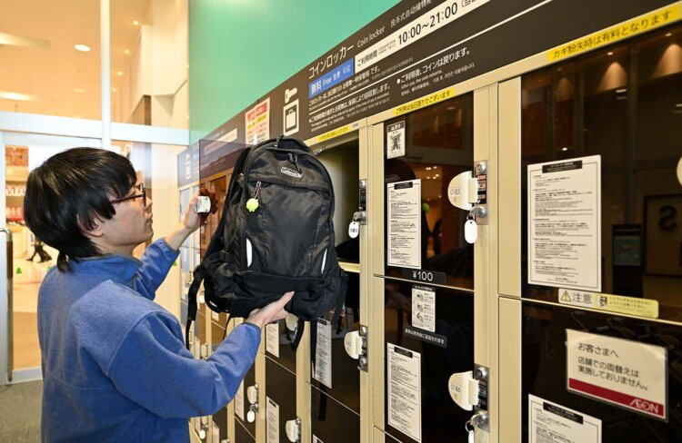 ロッカーは無料。身軽になって歩こう。