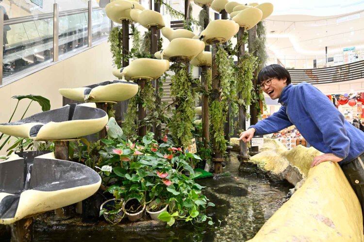 大型のオブジェや、魚が泳ぐ水場など、興味がそそられる憩いの場が点在している。