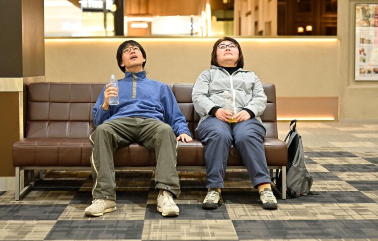 館内随所にあるベンチやソファは座り心地良し。くつろぐ。