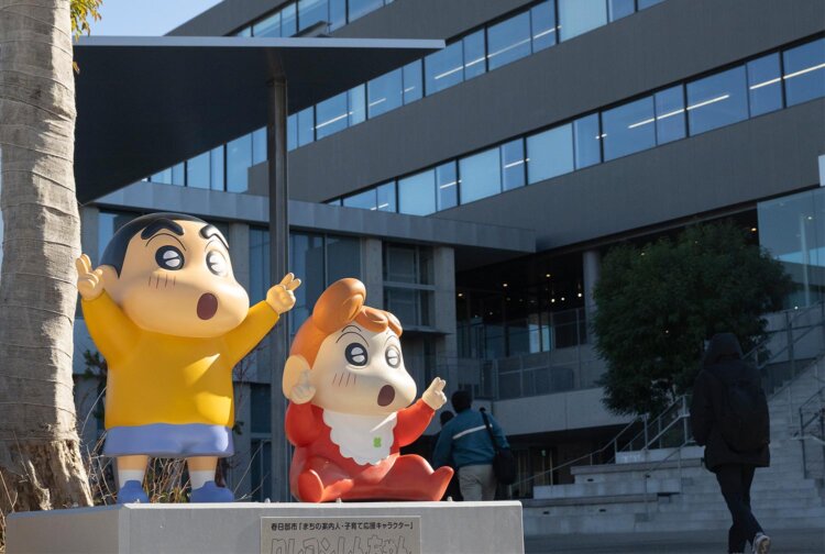 春日部市役所に黄色い服のしんちゃん。　（C）臼井儀人／双葉社・シンエイ・テレビ朝日・ADK