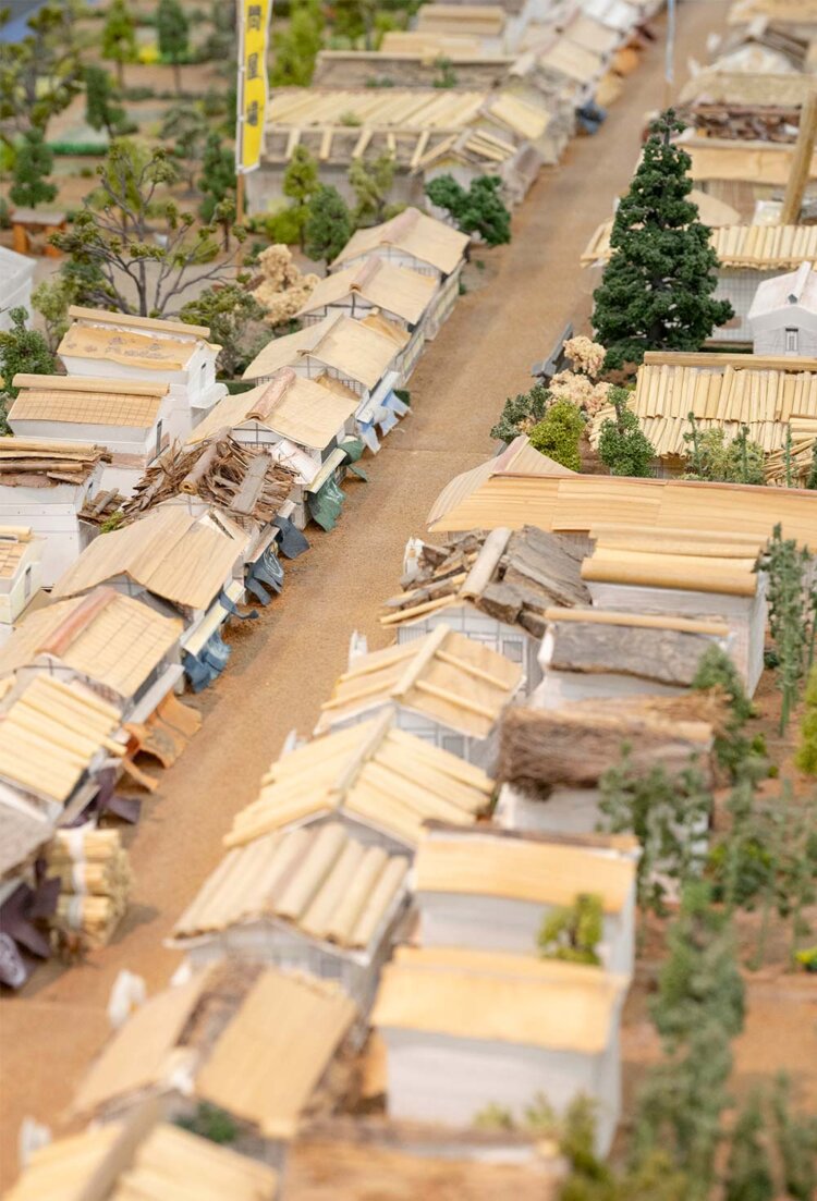 『春日部市教育センター』内、「埼玉県鉄道高架建設事務所」の展示ブースには手作りのペーパークラフト模型の粕壁宿が。