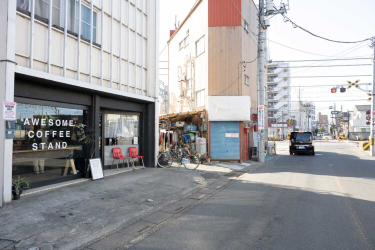 『AWESOME COFFEE STAND』は開かずの踏切そばに立つ。