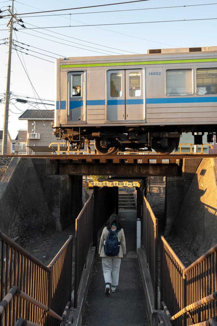 線路の真下を歩けるスリリングな川久保公園の通路。