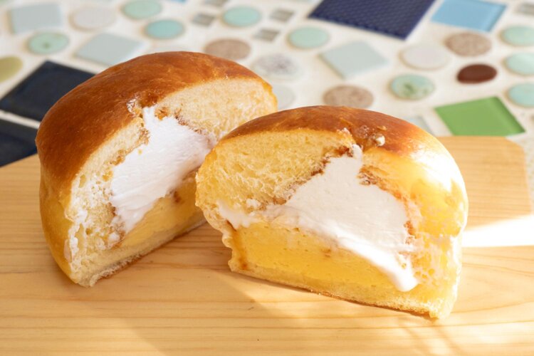 自家製プリンと生クリームたっぷりのプリンパン340円。水を一切使わず牛乳で作る、リッチなブリオッシュ生地が特徴だ。