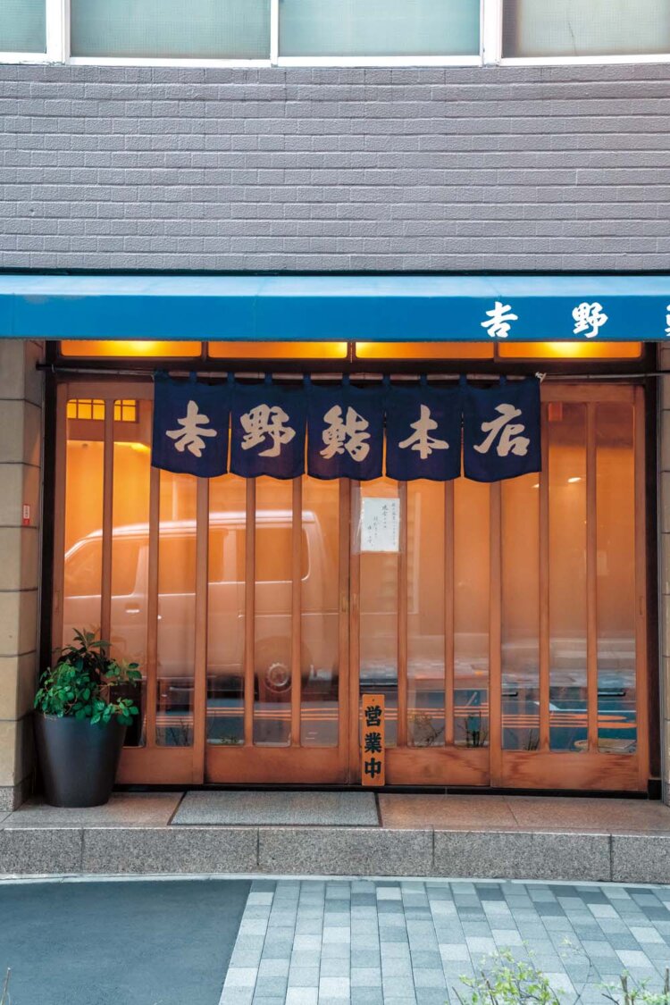 日本橋髙島屋の裏に店を構える。