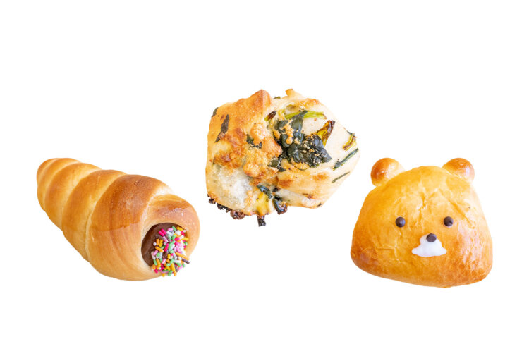 左から、チョココロネ200円、ほうれん草とチーズのフォカッチャ300円、くまーむパン220円。