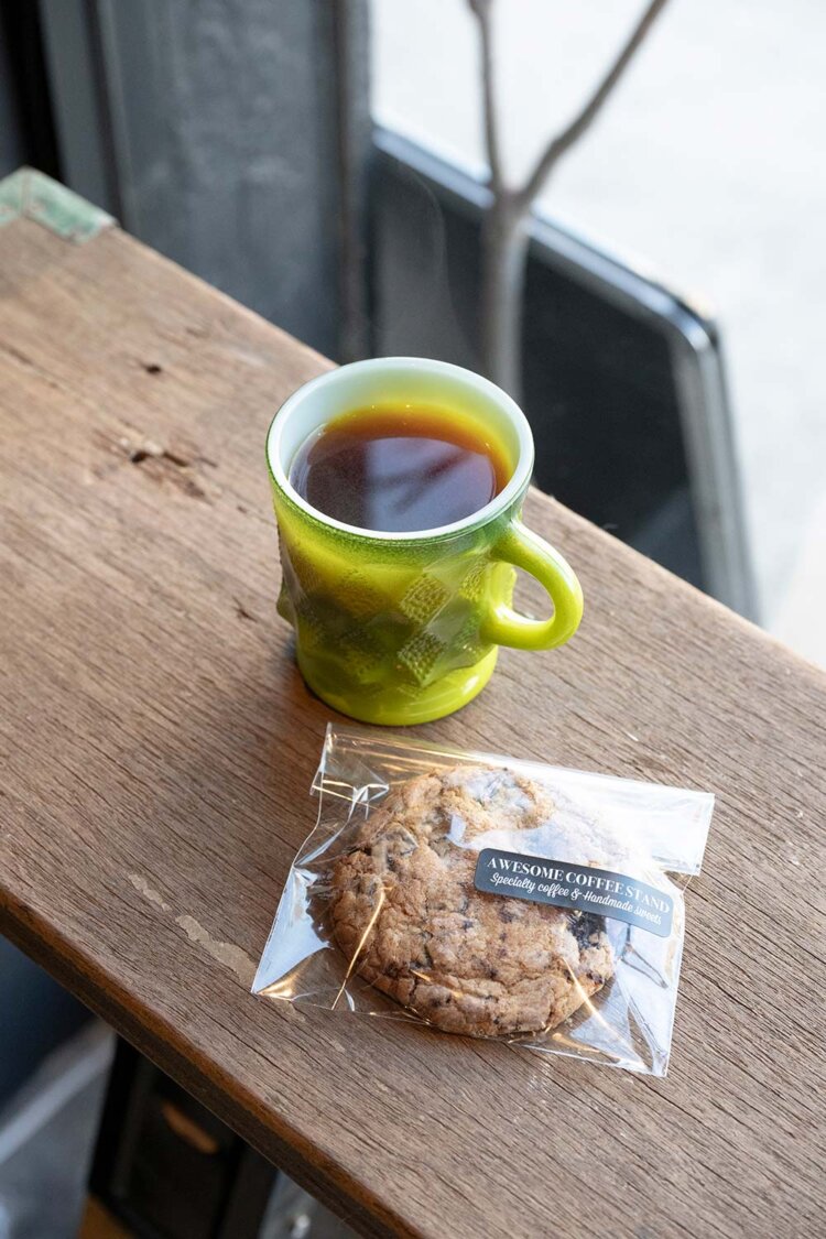 ロングブラック550円、アメリカンチャンククッキー300円。