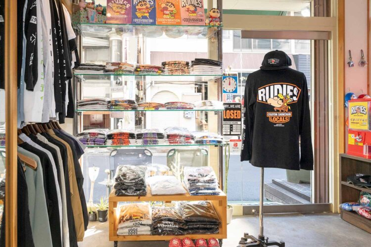 しんちゃんのコラボグッズも衣類や小物が多数。アクリルキーホルダーのカプセルトイ1回500円も人気だ。