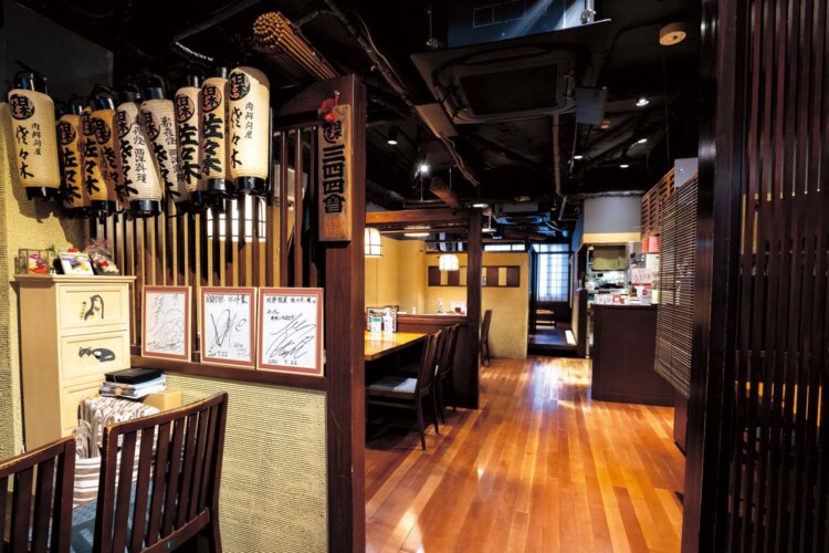 席がゆったりと配置された店内。宴会などでも使いやすい。