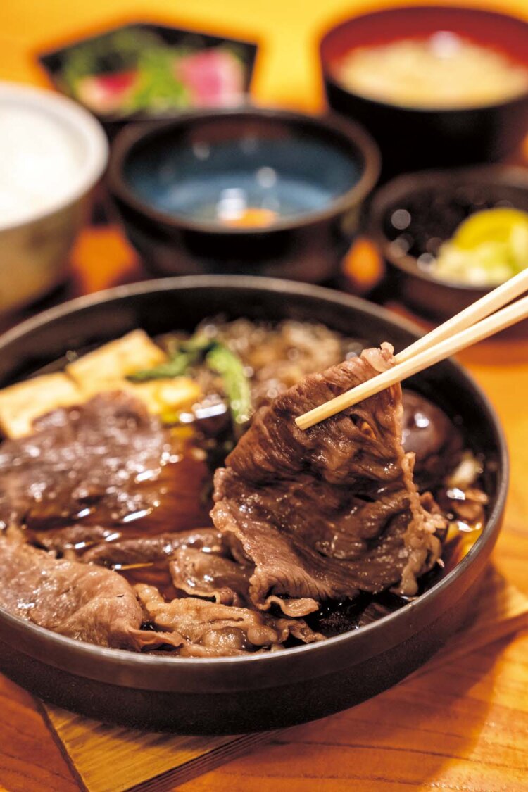 小鉢・豚汁・香の物が付いたすき焼き定食1400円はランチのみの提供。お昼から精をつけたいときに、ぜひ。