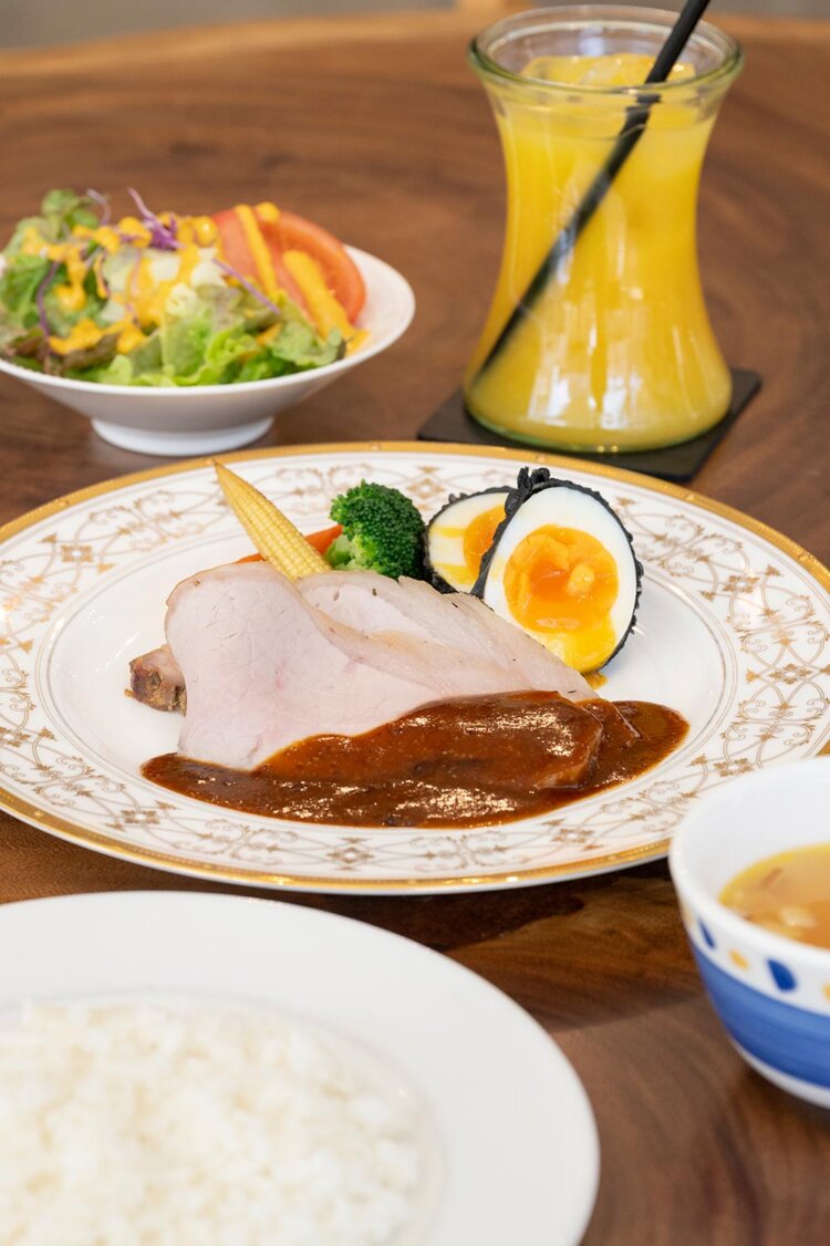 今日の逸品ランチ（ローストポーク デミマスタードソース）1540円、ドリンクセット340円。