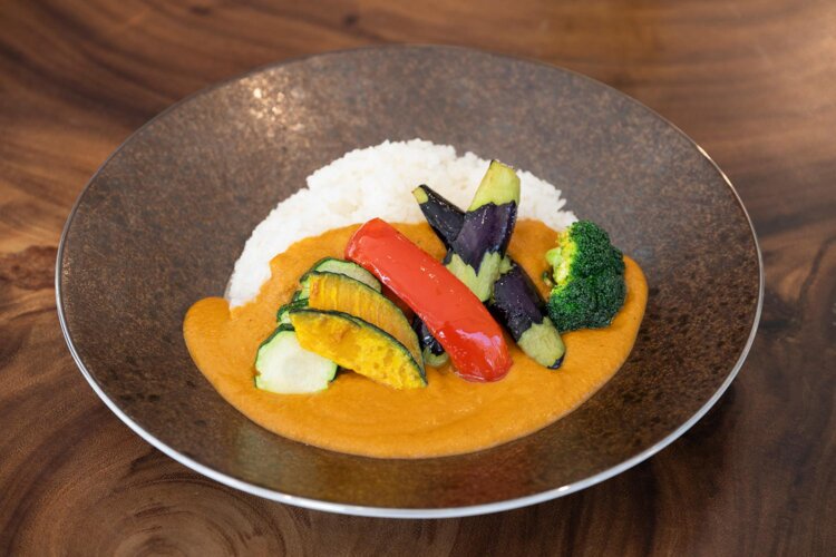 旬の野菜を取り入れた彩り野菜のベジタブルカレー1320円。