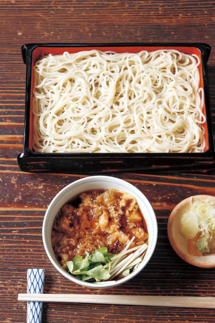 天もり2200円は、そばとともに、小海老と小柱のかき揚げが温かいそばつゆに入って供される。