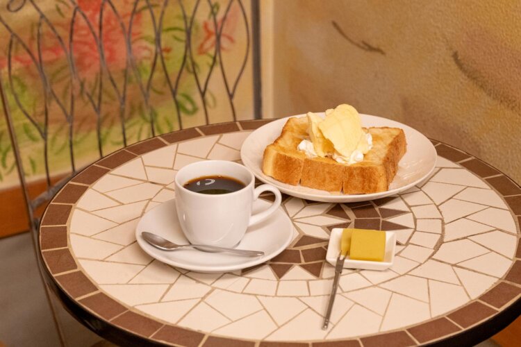 10＄ブレンドコーヒー450円、隣町の杉戸産ハチミツを使ったハニートースト570円。