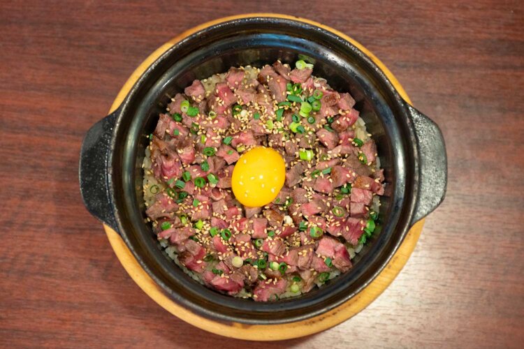 南部鉄器を使って生米から炊く、亜麻仁恵み牛の肉ごはん4000円（2人前～）。
