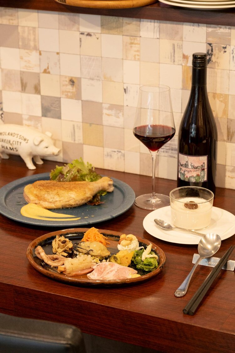 前菜の盛り合わせ1500円、骨付きモモ肉のコンフィ2200円、コーヒーブランマンジェ850円、徳島『Natan葡萄酒醸造所』の「No pasa nada」6000円（ボトル）。