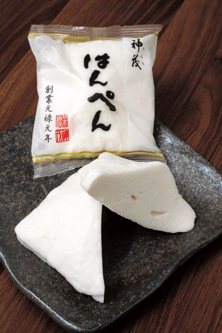 手取り半ぺん432円は、まるで淡雪を口に入れたかのようにふわふわ。この食感を生み出すために、石臼ときねですりつぶし、その時間や加減にも妥協はない。