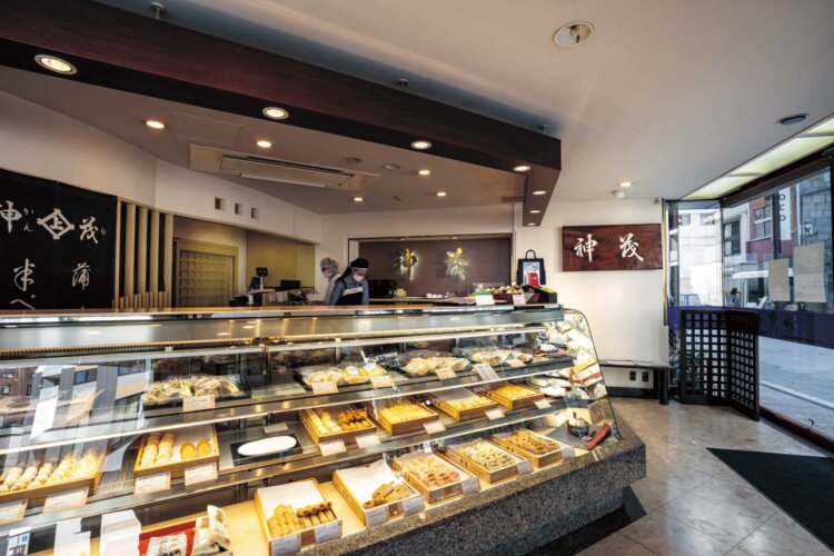 半ぺんのほか、おでん種やかまぼこ、さつま揚げと練り物がずらり店内に並ぶ。