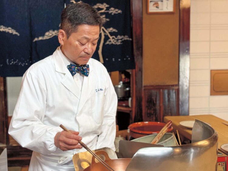 4代目の奥田秀助さんが揚げてくれる。