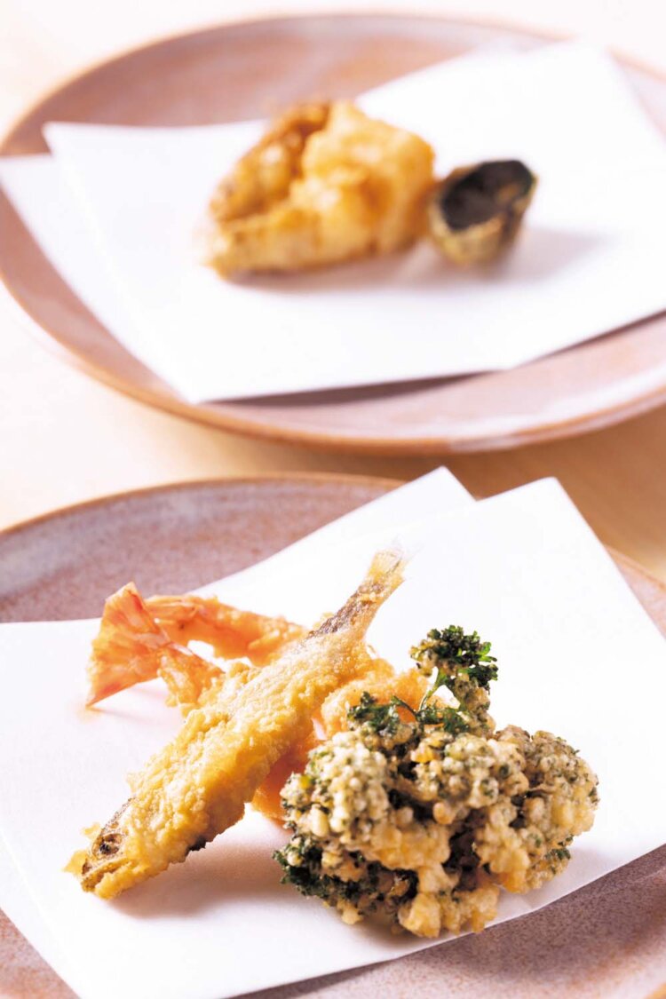 「緩やかな糖質制限」の考え方から作られたロカボ天麩羅コース1万7600円。天ぷら10品とかき揚げの小天茶などが味わえる大満足の内容。これで糖質オフはうれしい。