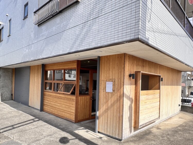 現在の店は橋本さんの実家で、父は酒販店を営んでいた。