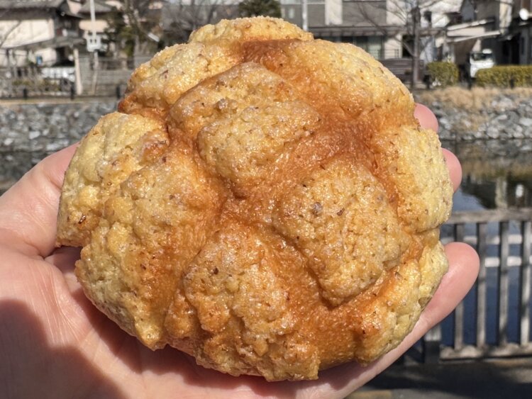 メロンぱん280円。カリもち食感が楽しくおいしい。
