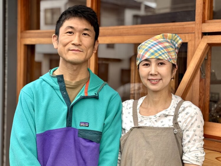 橋本宣之さんと妻の美香さん。2人で『かいじゅう屋』をやっている。