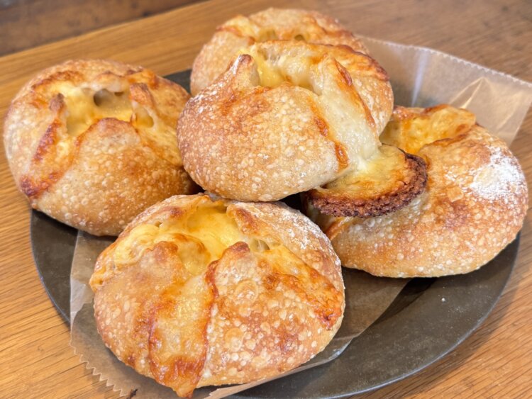 3種のチーズフランスパン430円はチーズたっぷり。映えるパンもちゃんとあります。