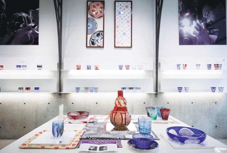 白を基調にした和モダンな空間に江戸切子が凜（りん）と 並ぶ。ディスプレイは随時変わる。