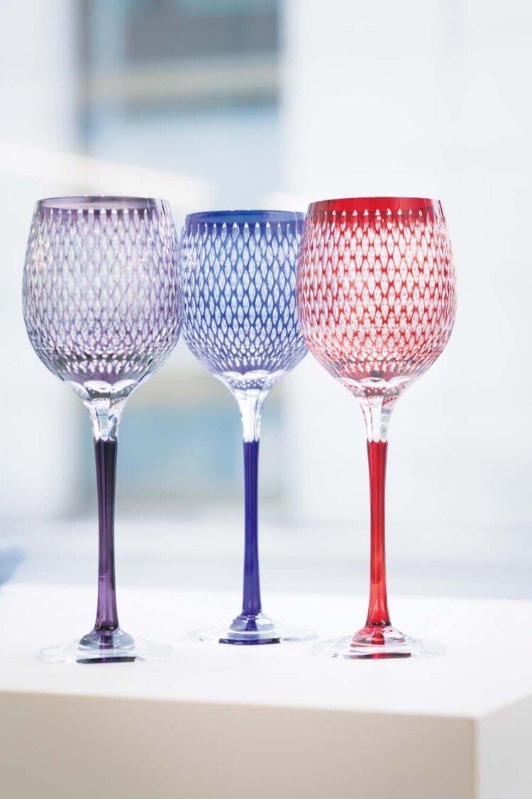 客の要望から2代目が考案したというオリジナルの文様“米つなぎ”。五穀豊穣と繁栄を願うデザイン。ワイングラス各13万2000円。