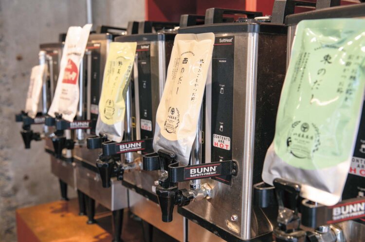 関東、関西、野菜の3種をそろえた「出汁3種」は1杯440円で飲み比べできる。