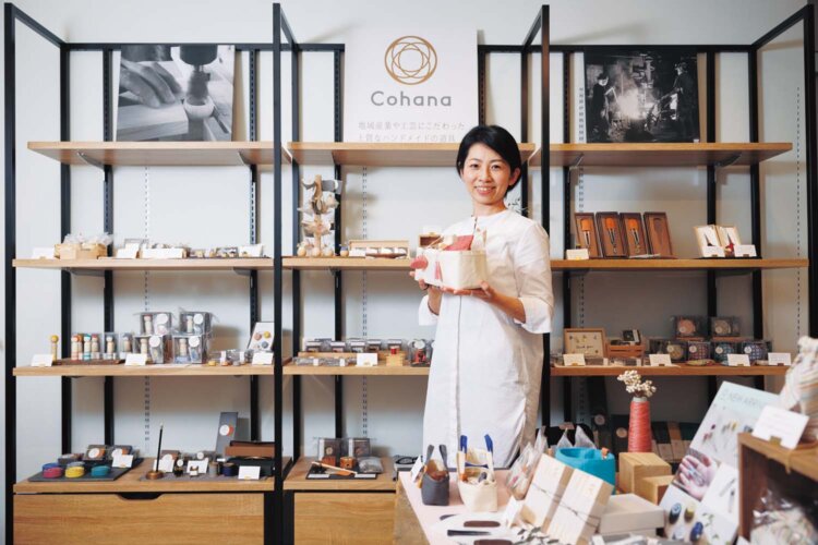 ナチュラルなしつらえの店内。地域産業にアイデアとデザインを加えた道具が並ぶ。
