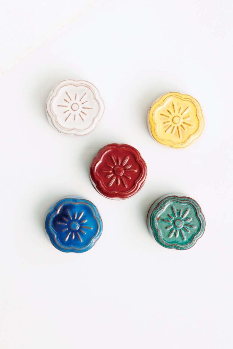 淡路瓦の針が磨ける針やすめ各3300円は、焼き菓子のような見た目。なんと針を磨くこともできる。