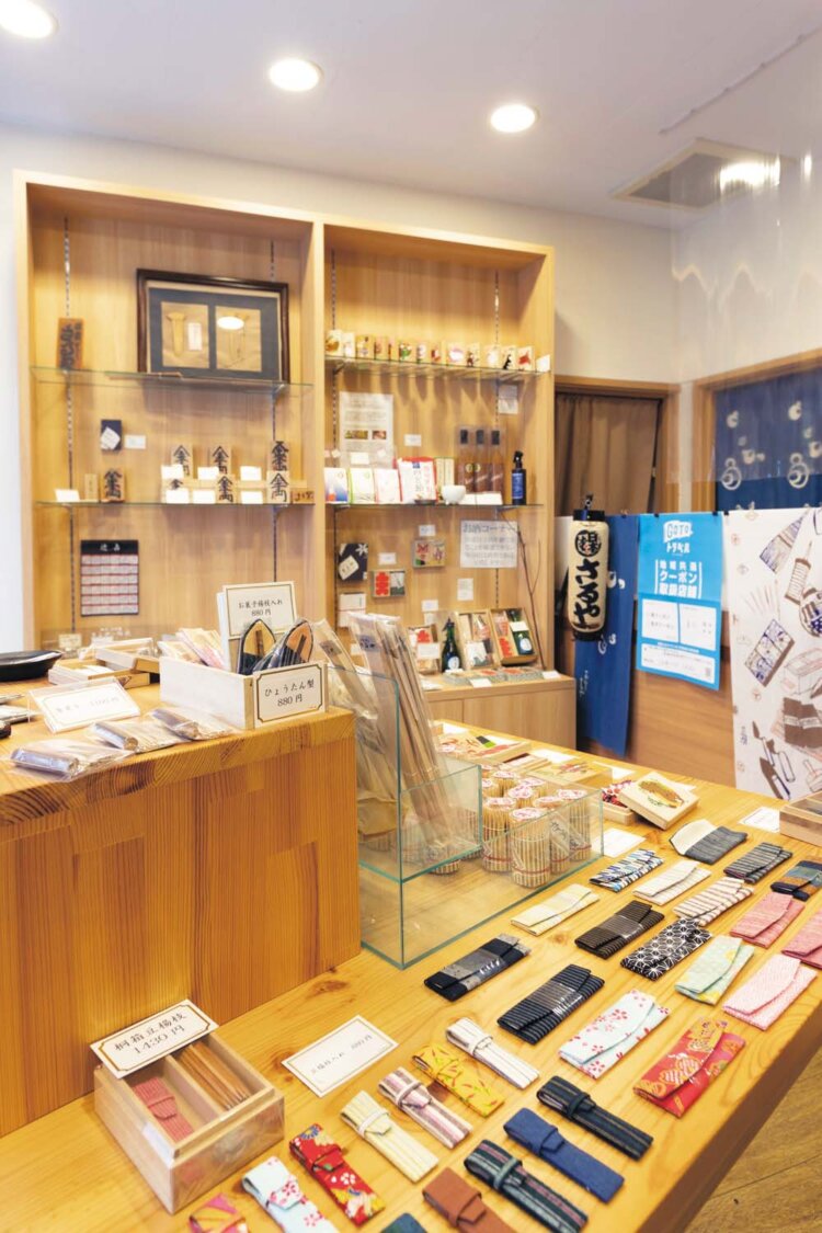 長さや細さ、用途で異なる楊枝がずらり。細やかな違いに、受け継がれる技を感じる。楊枝入れ（桐箱）の名入れも可能。