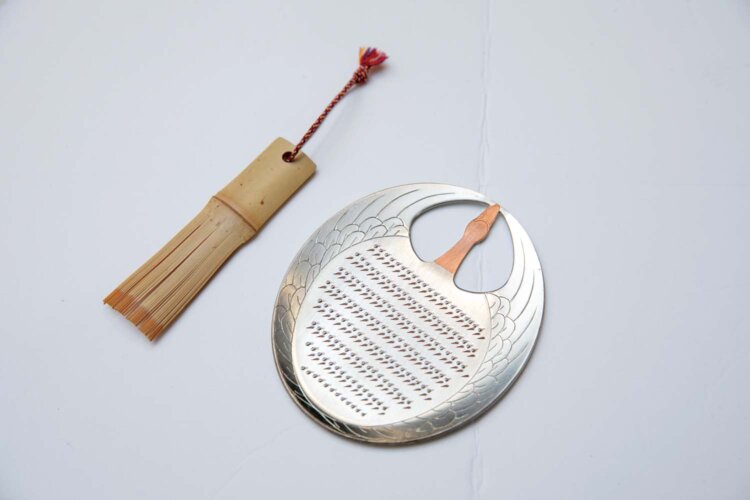 純銅の薬味専用おろし金・鶴2750円や、茶せんの技を用いて作られた薬味寄せ淡竹880円など、生活を少し豊かにしてくれる逸品がそろう。