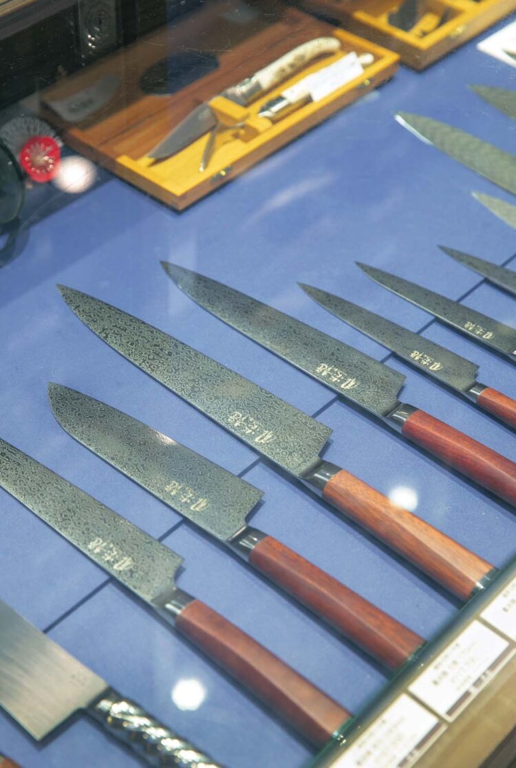『木屋』を代表する刃物類。