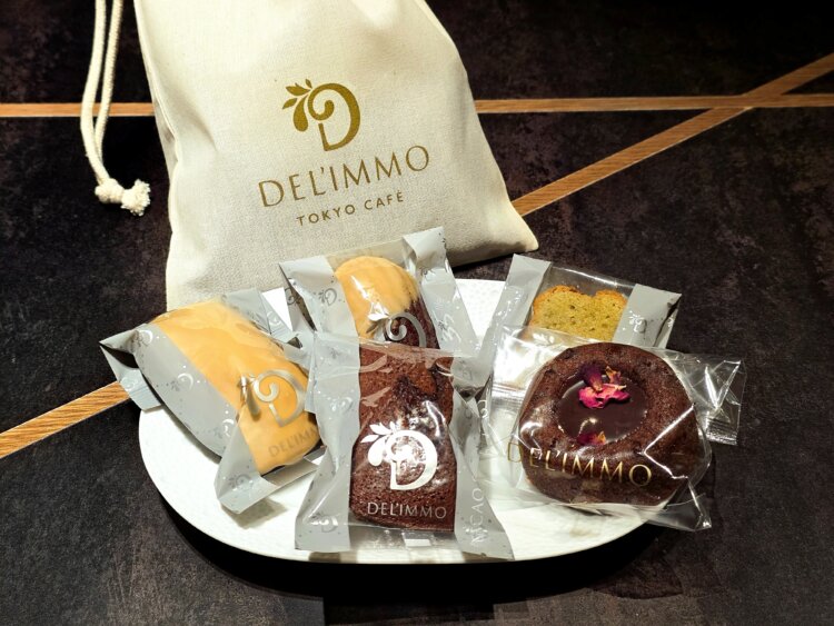 店舗限定 巾着仕様 焼菓子ギフト5個入り1836円。